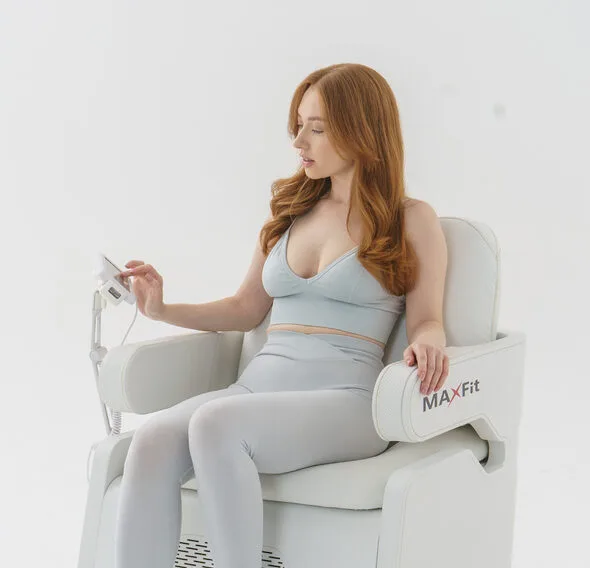 Девушка на процедуре в кресле Трон Кегеля MAXFit